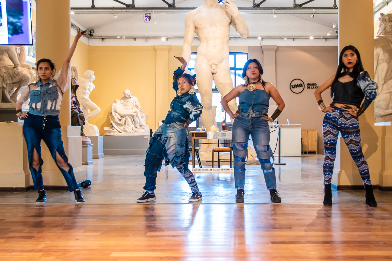 Performers in the La Cárcova Museum of Comparative Sculpture. 