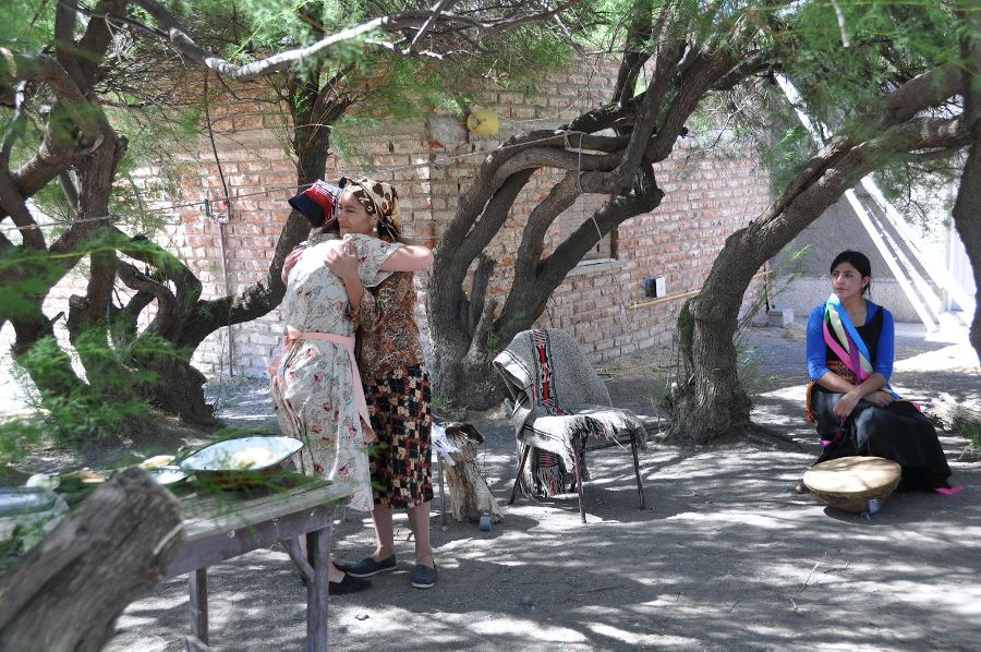 El Katango presenting the play Pewma in a rural community.