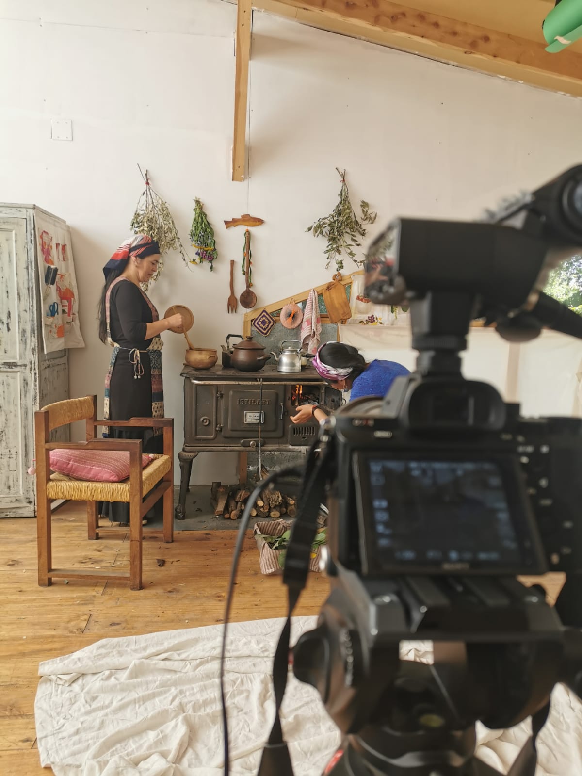 Miriam Álvarez and Lorena Cañuqueo during the shooting.